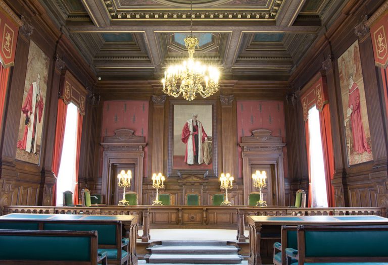 1200px-Hof_van_Cassatie_-_gewone_zittingszaal